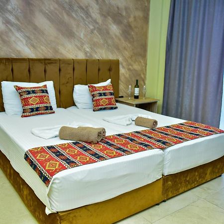 Te Bujtina Hotel- Cozy Stay With Traditional Breakfast Near Beach Golem  Εξωτερικό φωτογραφία