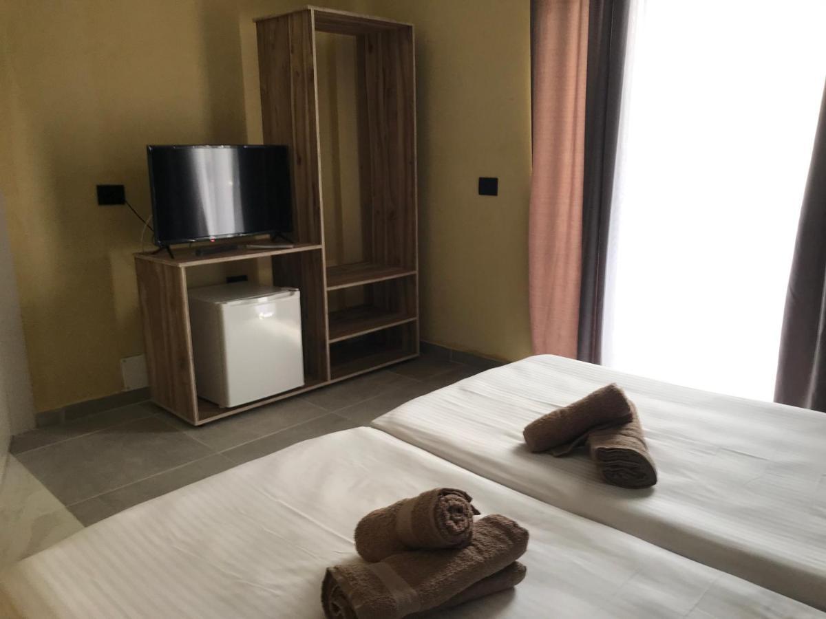 Te Bujtina Hotel- Cozy Stay With Traditional Breakfast Near Beach Golem  Εξωτερικό φωτογραφία