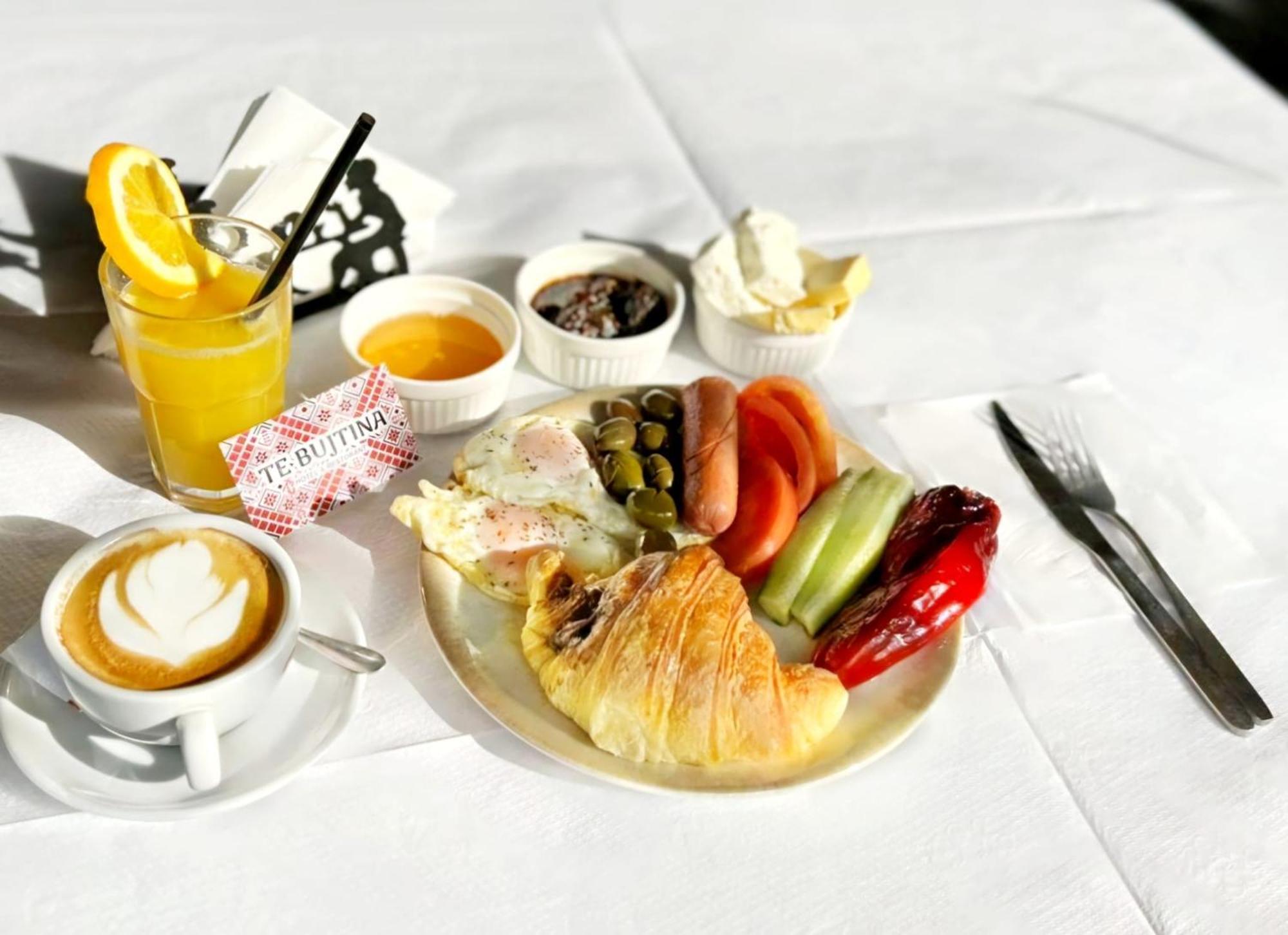 Te Bujtina Hotel- Cozy Stay With Traditional Breakfast Near Beach Golem  Εξωτερικό φωτογραφία