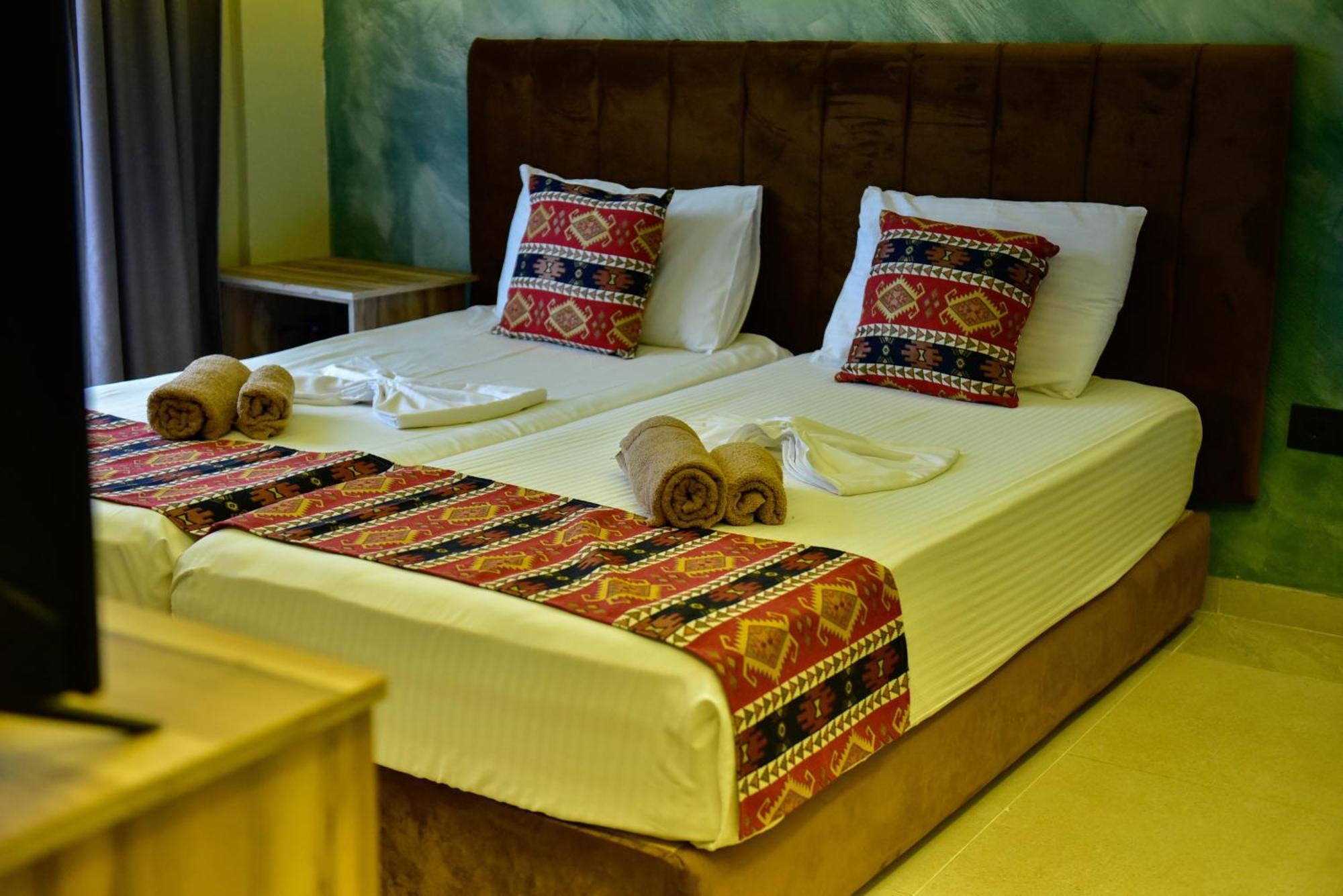 Te Bujtina Hotel- Cozy Stay With Traditional Breakfast Near Beach Golem  Εξωτερικό φωτογραφία
